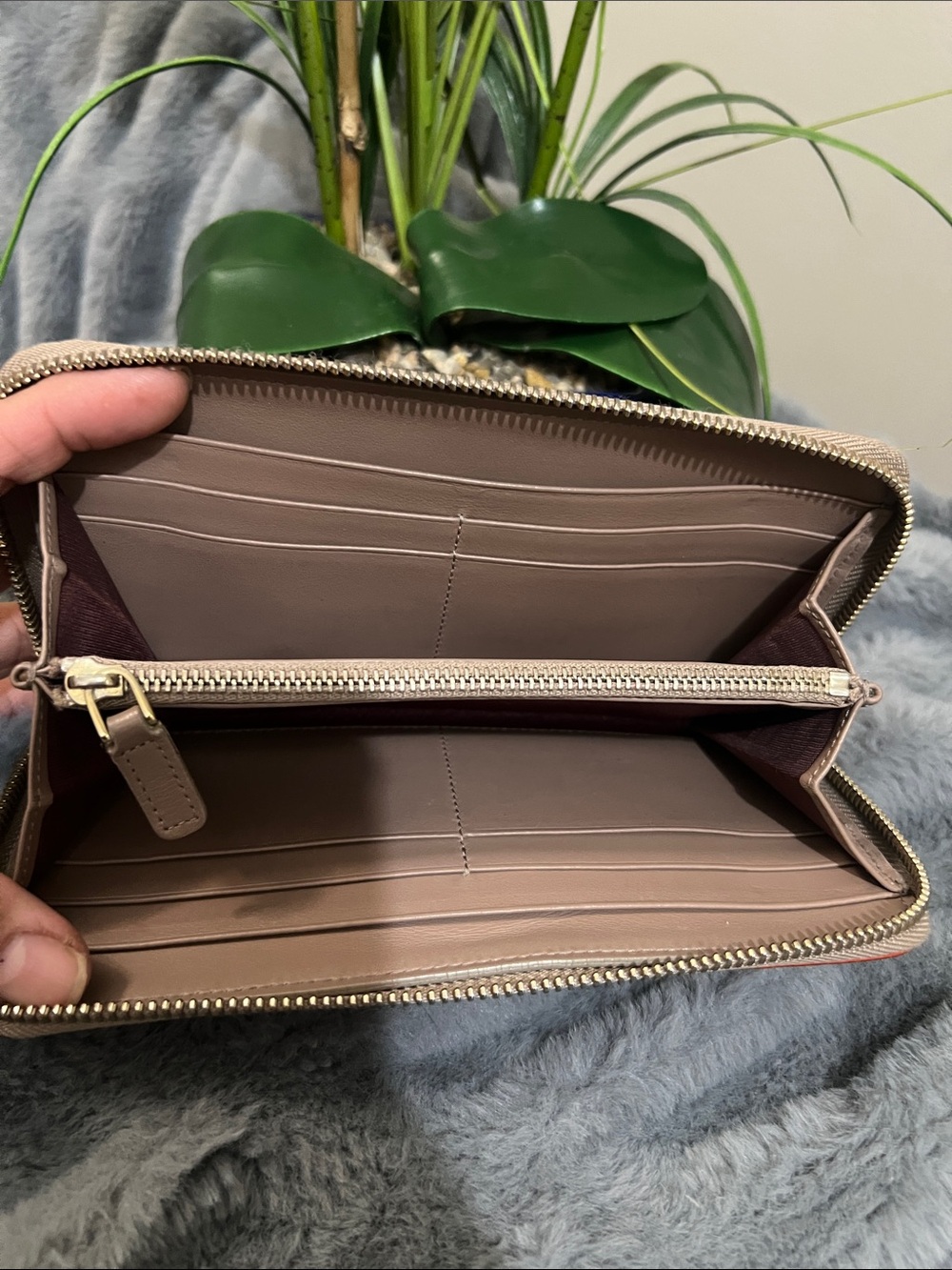Bulgari Two-Tone Taupe Leather Zip Wallet EUC retail $649 - Picture 6 of 9